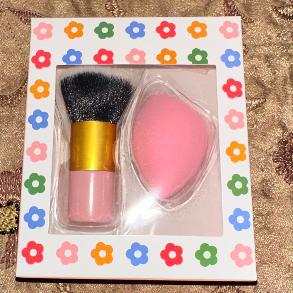 BRAND NEW IN BOX! KABUKI BRUSH AND SPONGE SET